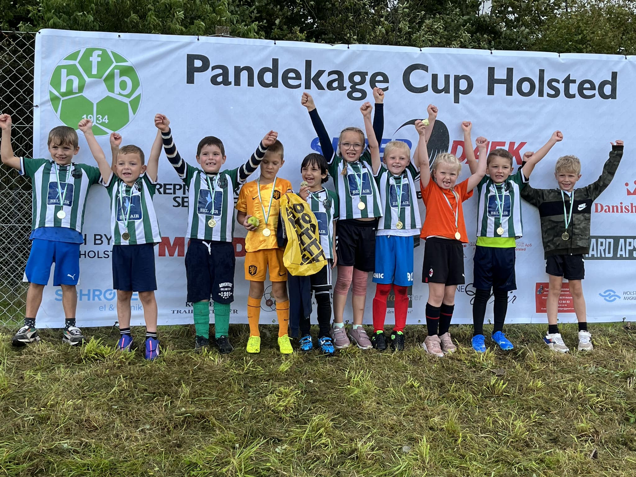 Hold jubler foran Pandekage Cup-banneret