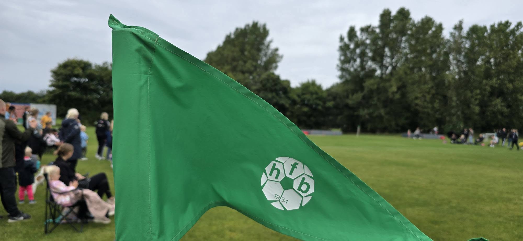 Holsted FB's grønne flag vajer over banerne